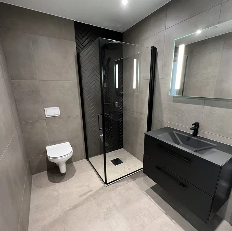Bilde av dusj, vask og toalett på bad, utført våtromsarbeid